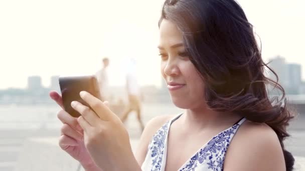 Женщина с помощью смартфона — стоковое видео