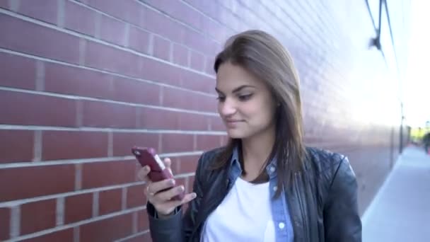 Frau nutzt Smartphone im Freien — Stockvideo