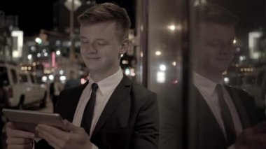 adam açık havada tablet kullanma