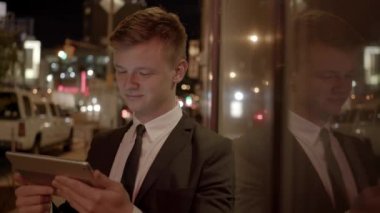 adam açık havada tablet kullanma