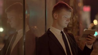 adam açık havada tablet kullanma