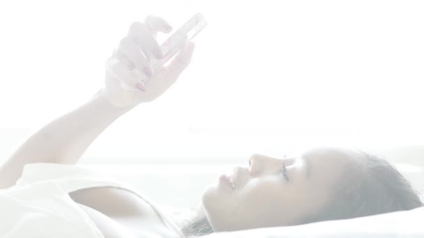 Vrouw met smartphone — Stockvideo