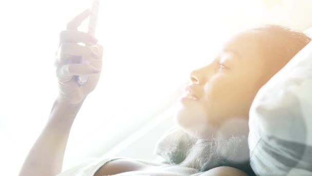 Mujer usando teléfono inteligente — Vídeo de stock