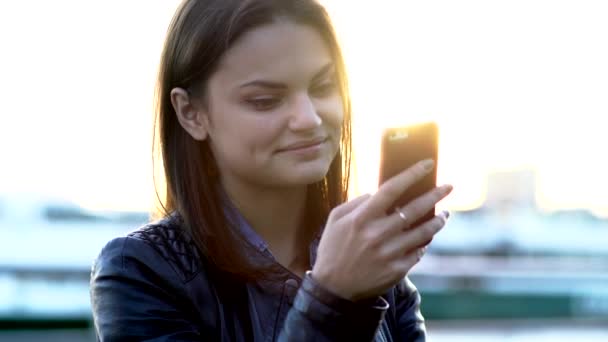 Frau nutzt Smartphone im Freien — Stockvideo