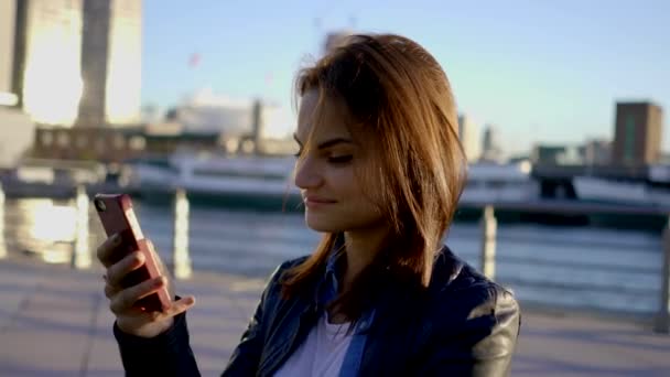 Mujer usando teléfono inteligente al aire libre — Vídeo de stock