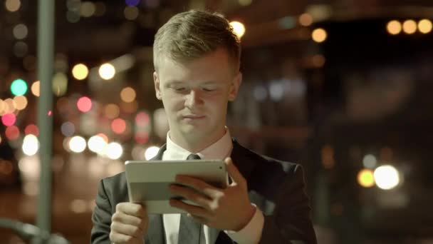 Hombre usando tableta al aire libre — Vídeo de stock
