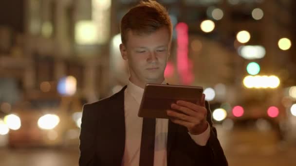 Man met Tablet PC buitenshuis — Stockvideo