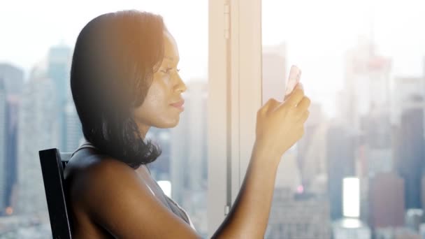 Mulher mensagens de texto no telefone inteligente — Vídeo de Stock