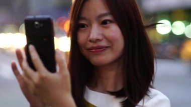 App akıllı telefon kullanan kadın