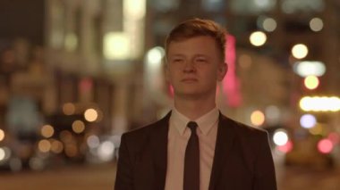 adam açık havada tablet kullanma