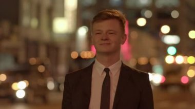 adam açık havada tablet kullanma