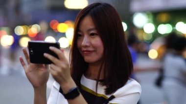 App akıllı telefon kullanan kadın