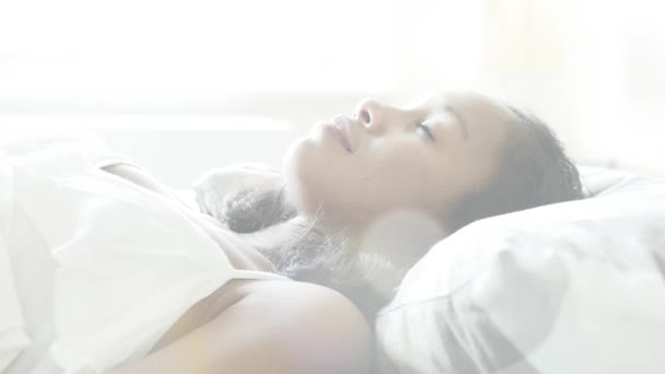 Женщина спит на кровати — стоковое видео