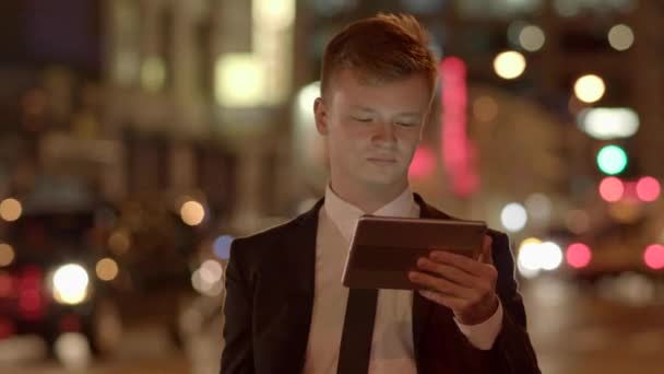 Homme utilisant la tablette à l'extérieur 