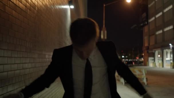 Geschäftsmann tanzt auf der Straße — Stockvideo