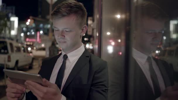 Hombre usando tableta al aire libre — Vídeos de Stock