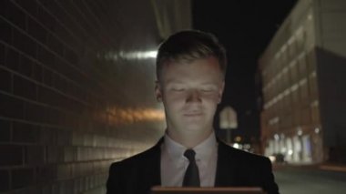 adam açık havada tablet kullanma