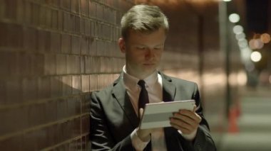 adam açık havada tablet kullanma