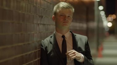 adam açık havada tablet kullanma