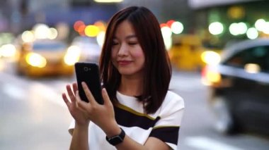 App akıllı telefon kullanan kadın