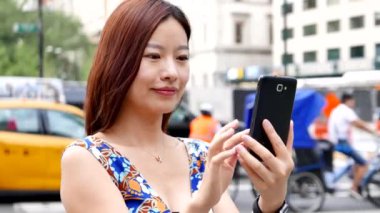 Akıllı telefon kullanan kadın