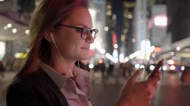 akıllı telefon üzerinde kadın manifatura