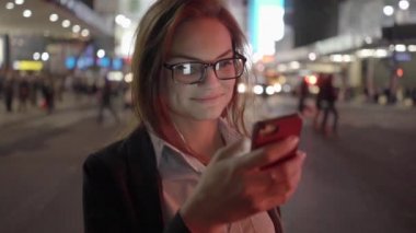 akıllı telefon üzerinde kadın manifatura