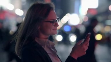 akıllı telefon üzerinde kadın manifatura