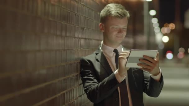 Man Menggunakan Tablet luar ruangan — Stok Video