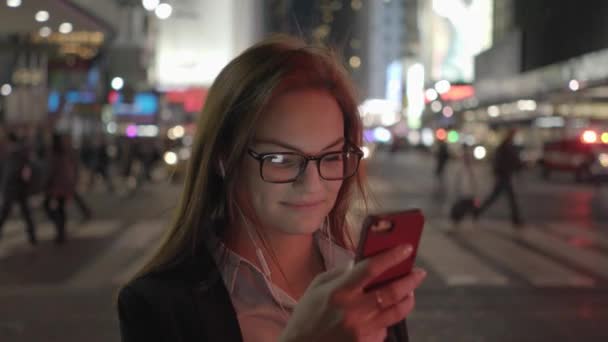 Mensajes de la mujer en el teléfono inteligente — Stockvideo