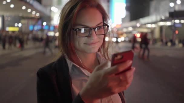 Frau schreibt SMS auf Smartphone — Stockvideo