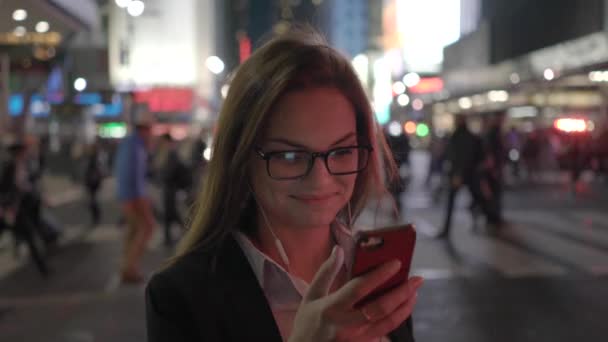 Frau schreibt SMS auf Smartphone — Stockvideo