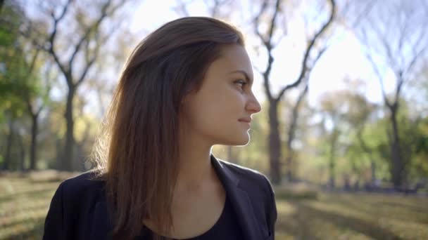 Mulher desfrutando da luz do sol no parque — Vídeo de Stock