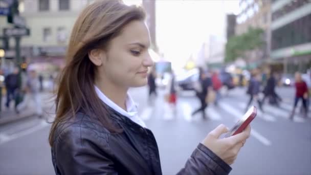 Mujer caminando por la calle de la ciudad — Vídeos de Stock