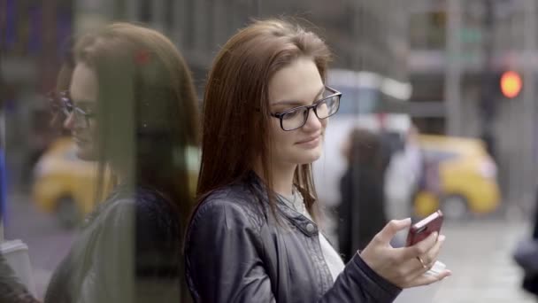 Mujer mensajes de texto en el teléfono inteligente — Vídeos de Stock