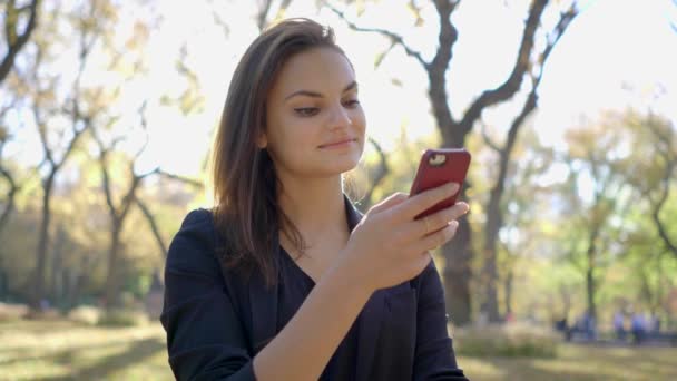 야외에서 스마트폰을 사용하는 여자 — 비디오