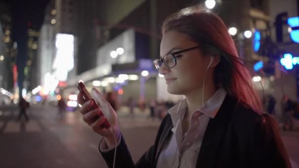 Mensajes de la mujer en el teléfono inteligente — Stockvideo