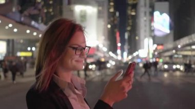 akıllı telefon üzerinde kadın manifatura