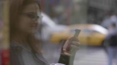 akıllı telefon üzerinde kadın manifatura
