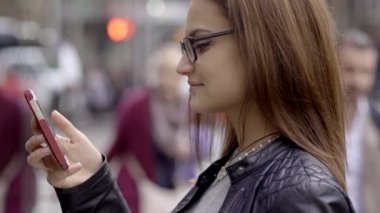akıllı telefon üzerinde kadın manifatura