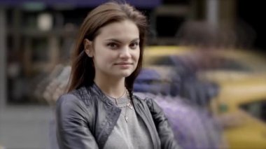 kaldırımda esmer ayakta