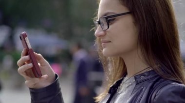akıllı telefon üzerinde kadın manifatura