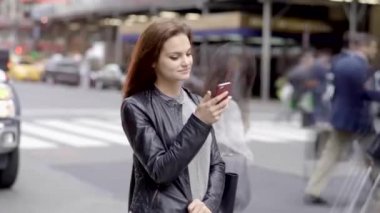 akıllı telefon üzerinde kadın manifatura