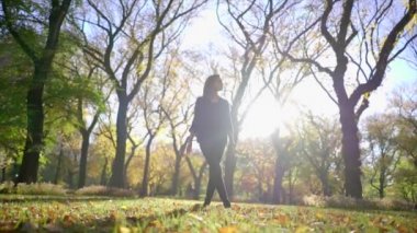 kadının güneşli sonbahar