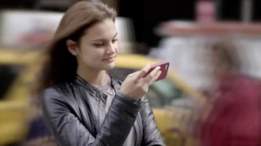 akıllı telefon üzerinde kadın manifatura