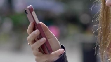 akıllı telefon üzerinde kadın manifatura