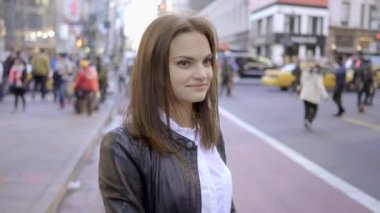 kaldırımda esmer ayakta