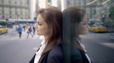 kaldırımda esmer ayakta