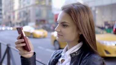 akıllı telefon üzerinde kadın manifatura
