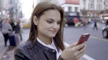 akıllı telefon üzerinde kadın manifatura